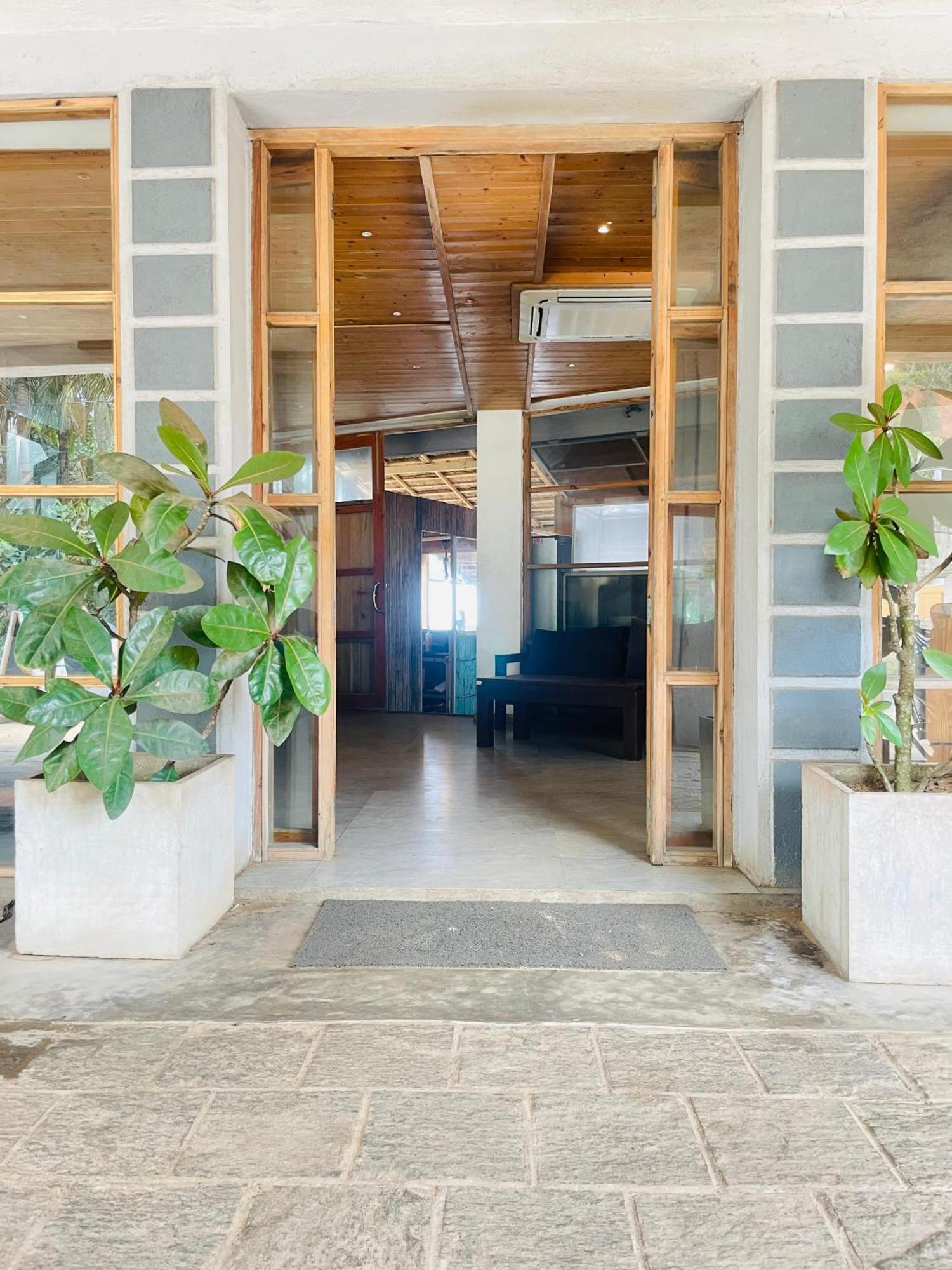 Suncoast Beach Hotel Mirissa Buitenkant foto