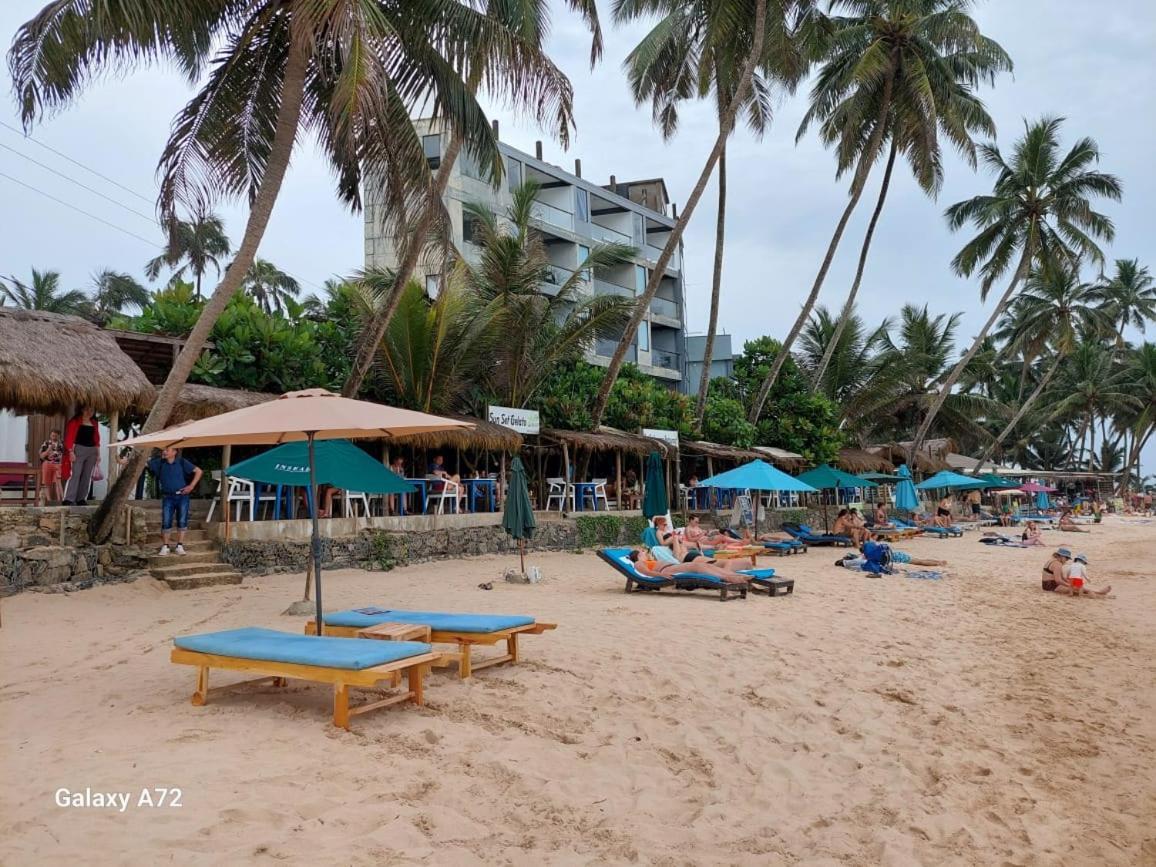 Suncoast Beach Hotel Mirissa Buitenkant foto