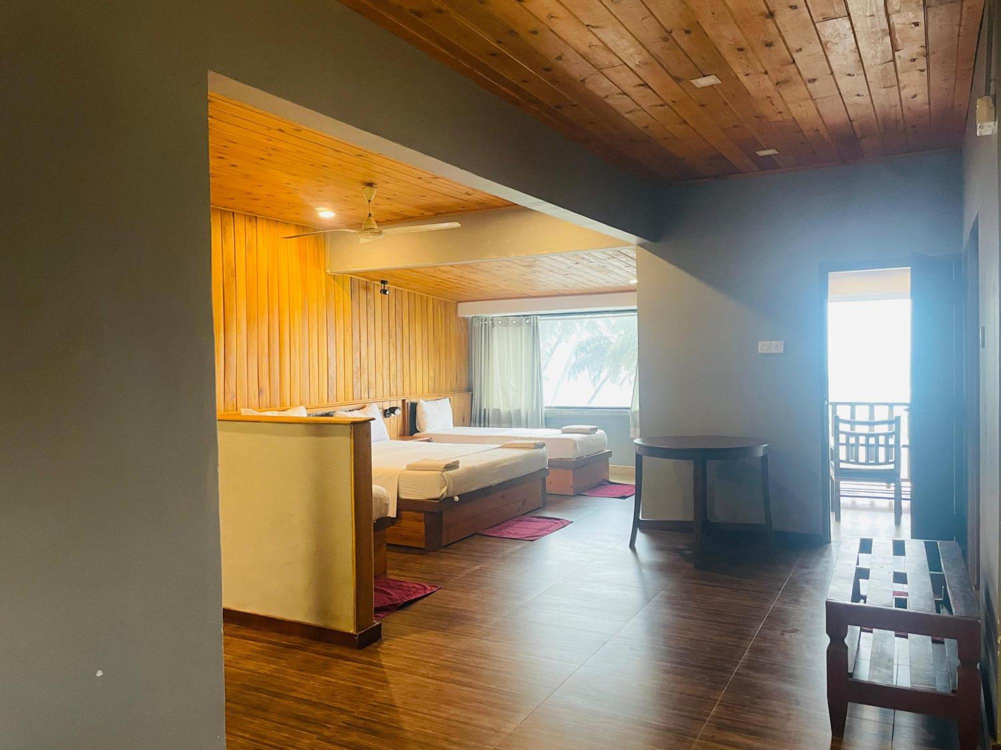 Suncoast Beach Hotel Mirissa Buitenkant foto