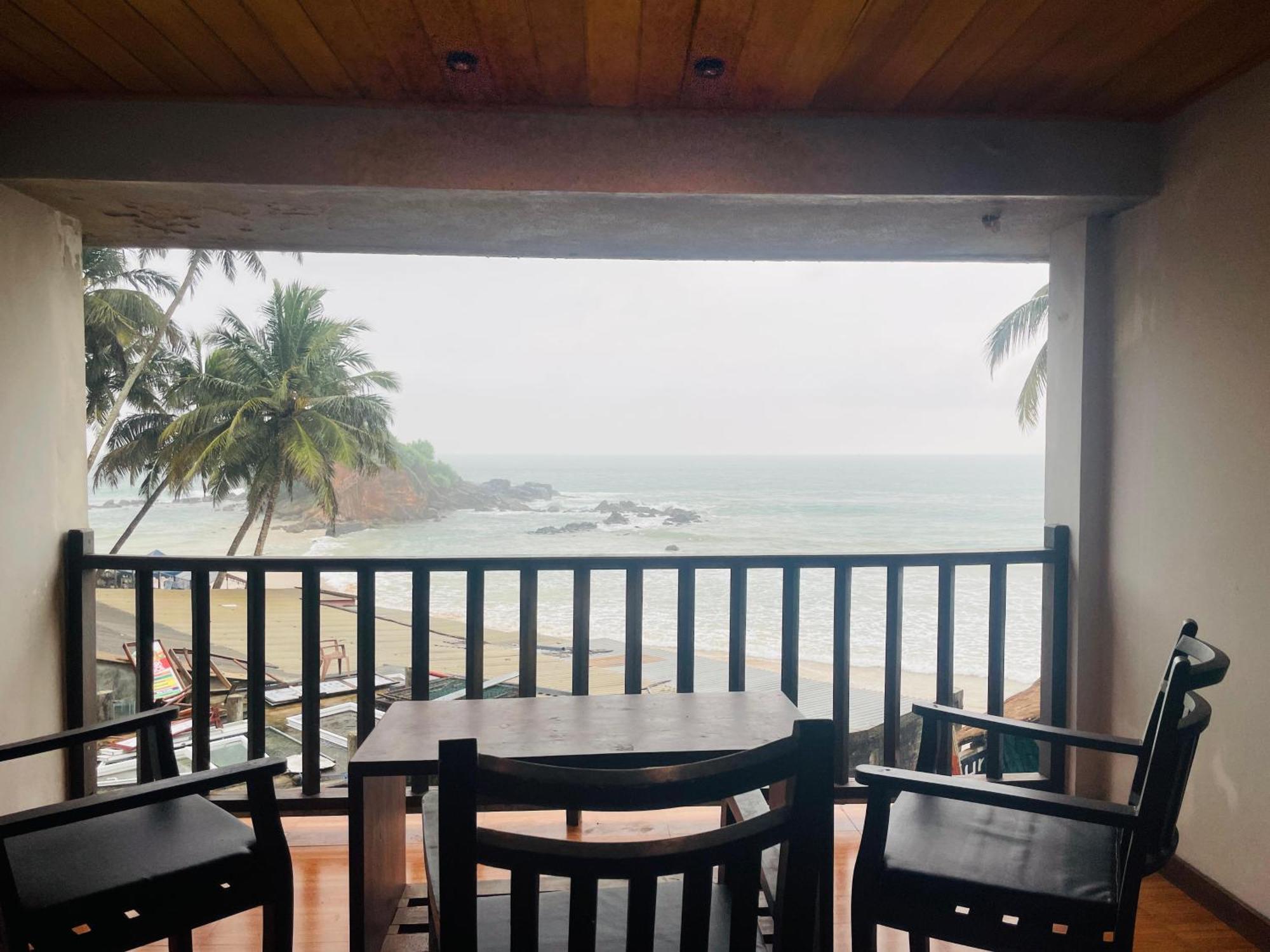 Suncoast Beach Hotel Mirissa Buitenkant foto
