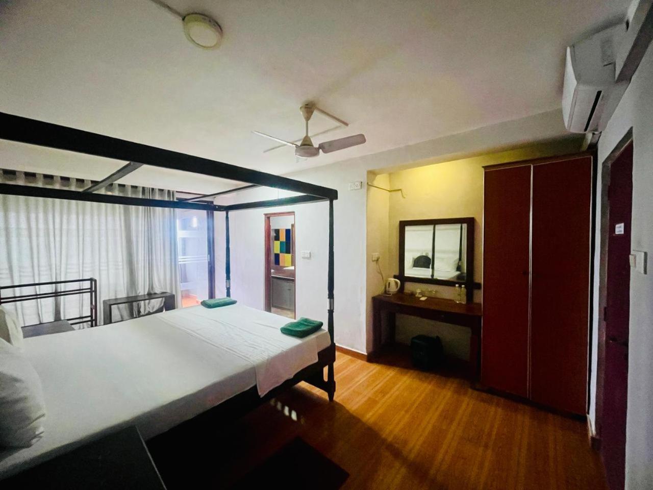 Suncoast Beach Hotel Mirissa Buitenkant foto