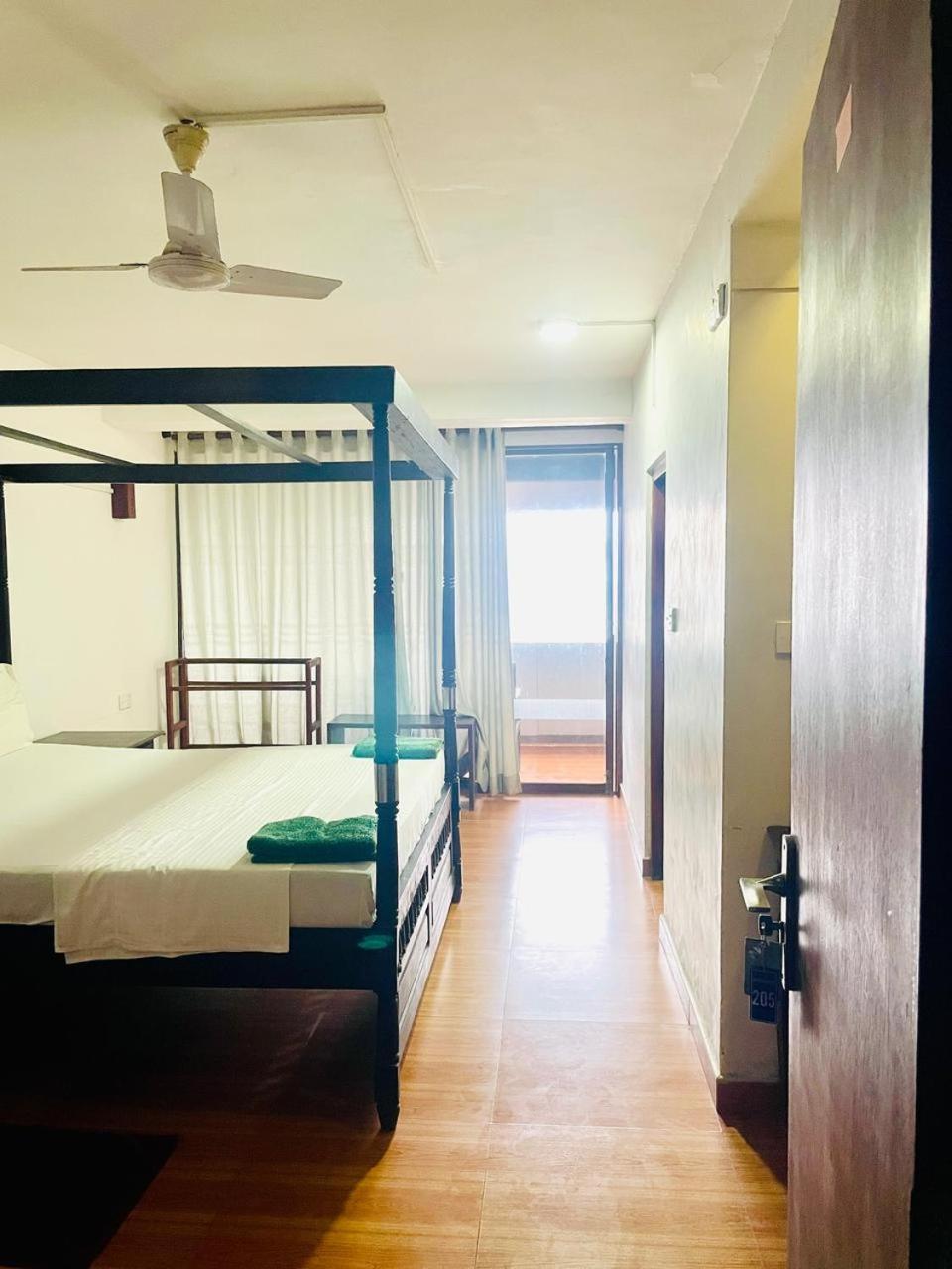 Suncoast Beach Hotel Mirissa Buitenkant foto