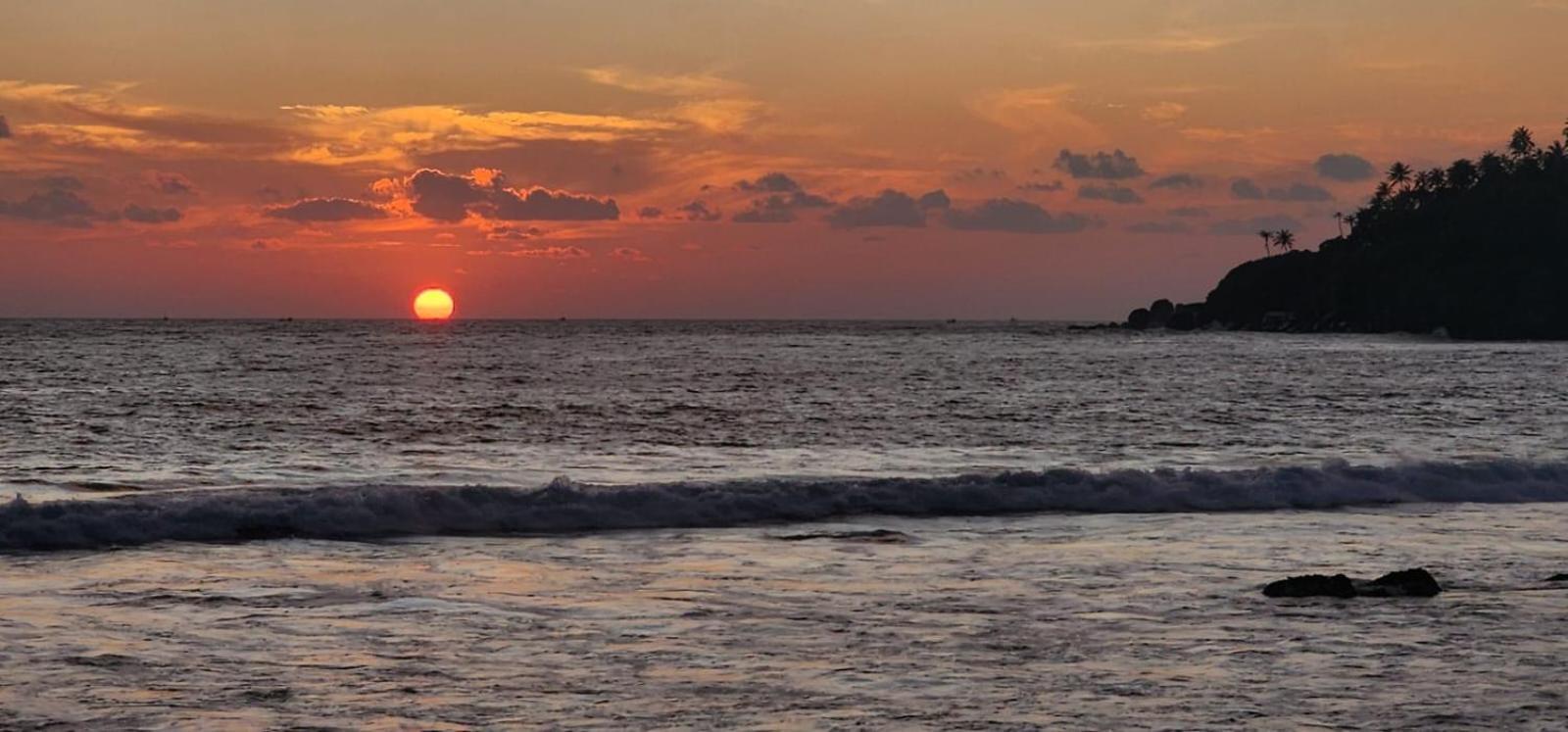 Suncoast Beach Hotel Mirissa Buitenkant foto
